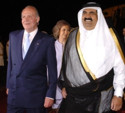Sus Majestades los Reyes y Su Alteza el Emir de Qatar, el Jeque Hamad bin Khalifa Al-Thani, a la llegada al Aeropuerto de Doha