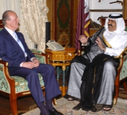 Don Juan Carlos y el Emir de Qatar, en la entrevista mantenida antes de la cena ofrecida en el Palacio Al Wajbah