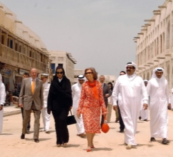Los Reyes, con el Emir de Qatar y su esposa, durante su visita al Zoco Histórico