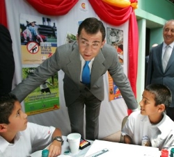 El Príncipe, en compañía del embajador español en Costa Rica, Juan José Urtasun, observa los dibujos realizados por los jóvenes escolares de Desampara