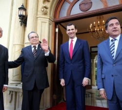 Don Felipe, en compañía del embajador español en Costa Rica, Juan José Urtasun, son recibidos por el Presidente Abel Pacheco y el Canciller Roberto To