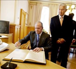 El Rey Don Juan Carlos firma en el libro de honor del Parlamento de Noruega en Oslo en presencia del presidente del Parlamento, Torbjorn Jagland