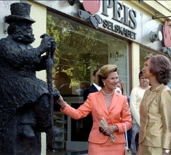 La Reina Sofía, junto a la Reina Sonia, contempla la estatuta del más internacional de los escritores noruegos, Henrik Ibsen, cuando se celebra el cen