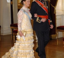Don Juan Carlos acompañado de la Reina Sonia de Noruega a su llegada al Palacio Real de Oslo para asistir a la Cena de Gala
