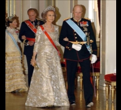 Doña Sofía acompañada del Rey Harald de Noruega a su llegada al Palacio Real de Oslo para asistir a la Cena de Gala