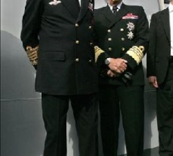 Su Majestad el Rey acompañado del Rey Harald de Noruega, durante su visita a la fragata "Fridtjof Nansen"