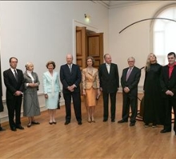 Sus Majestades los Reyes junto a los Reyes de Noruega, posan con artistas españoles, durante su visita a la Galería Nacional