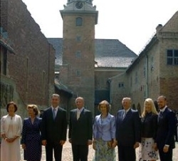 Sus Majestades los Reyes, los Reyes de Noruega, los Príncipes Haakon y Mette Marit, el Primer Ministro y su esposa a su llegada al Castillo de Akershu