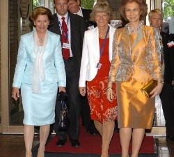 Doña Sofía acompañada de la Reina Sonia de Noruega  a su llegada al Hospital Universitario de Ulleval