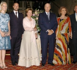 Don Juan Carlos y Doña Sofía junto a Sus Majestades los Reyes Harald y Sonia, el Príncipe Haakon y la Princesa Mette-Marit, momentos antes del concier