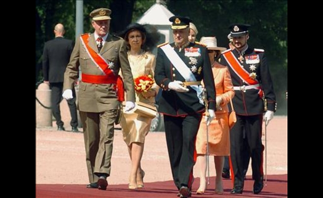 Los Reyes Don Juan Carlos y Doña Sofía, junto a los Monarcas noruegos, Harald y Sonia; y los Príncipes Haakon y Mette-Marit, a su llegada al Palacio R