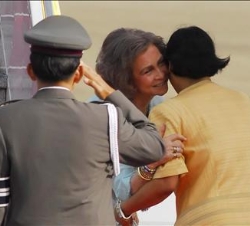 Doña Sofía recibe el saludo de la Princesa Maha Chakri Sirindhorn, que acudió a recibirla a su llegada a Bangkok