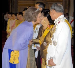 Doña Sofía saluda a la Reina Sirikit, en presencia del Rey Bhumibol Adulyadej, durante la audiencia mantenida en el Palacio Anantha Samakhon