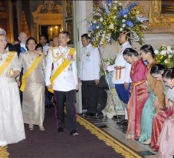Doña Sofía a su llegada al banquete real celebrado en el Gran Palacio Real de Bangkokdel