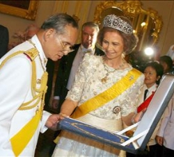Doña Sofía entrega el Toisón de Oro al Rey de Tailandia, Bhumibol Adulyadej