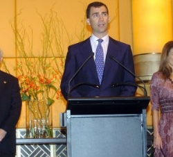 El Príncipe, en presencia de la Princesa y del ministro de Asuntos Exteriores y de Cooperación, durante sus palabras a la colectividad española en Sha