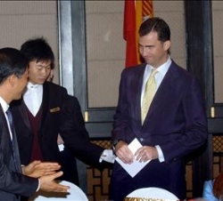 Don Felipe y Doña Letizia, con el ministro de Comercio de China, Bo Xilai, en la cena celebrada en Pekín con representantes de las principales empresa