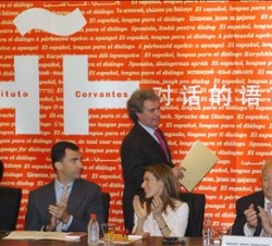 Los Príncipes, en la mesa presidencial, junto al ministro de Cultura chino, el ministro de Asuntos Exteriores y de Cooperación español y el director d