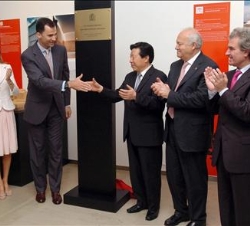 Sus Altezas Reales, en el descubrimiento de una placa conmemorativa de la inauguración del Instituto Cervantes de Pekín, con el ministro de Cultura ch