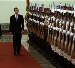 El Príncipe de Asturias y el Vicepresidente de la República Popular de China pasan revista a las tropas en la ceremonia de bienvenida oficial