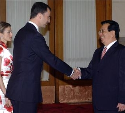 Don Felipe y Doña Letizia saludan al Vicepresidente de China, Zeng Qinghong, en el encuentro que mantuvieron en el Palacio del Pueblo