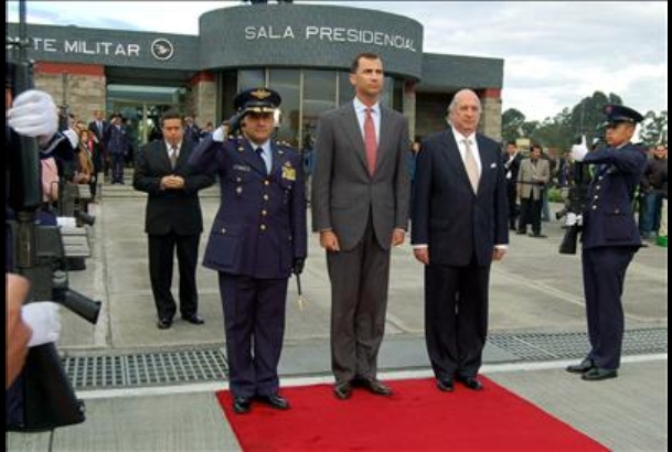 Don Felipe es recibido a su llegada por el Ministro colombiano del Interior y Justicia, Sabas Pretelt, y el General de la Fuerza Aérea Colombiana Juli
