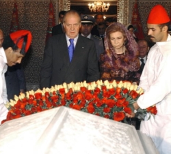 Ofrenda floral
Mausoleo de Mohamed V. Rabat, 18 de enero de 2005