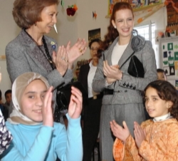 La Reina con la Princesa Lalla Salma, en el Centro de Inserción Social y Profesional para Jóvenes de Beni Makada
Tánger, 19 de enero de 2005
