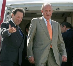 Don Juan Carlos desciende del avión a su llegada al Aeropuerto Internacional de Carrasco de Montevideo