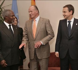 Su Majestad el Rey acompañado por el presidente del Gobierno, José Luis Rodríguez Zapatero, conversa con el Secretario General de la ONU, Kofi Annan