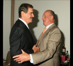 Don Juan Carlos saluda al presidente de México, Vicente Fox