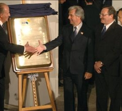 Don Juan Carlos saluda al presidente de Uruguay, Tabaré Vázquez tras destapar una placa conmemorativa de la XVI Cumbre Iberoamericana, en el Cabildo d