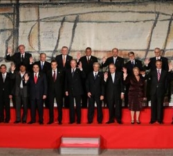 Los presidentes y cancilleres de los países participantes de la XVI Cumbre Iberoamericana, posan para la foto de familia en la ciudad de Montevideo (U