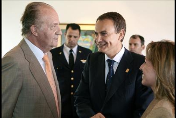 Don Juan Carlos conversa con el presidente del Gobierno, José Luis Rodríguez Zapatero, y con la secretaria de Estado para Iberoamérica, Trinidad Jimén