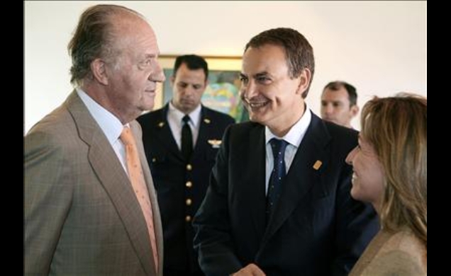 Don Juan Carlos conversa con el presidente del Gobierno, José Luis Rodríguez Zapatero, y con la secretaria de Estado para Iberoamérica, Trinidad Jimén