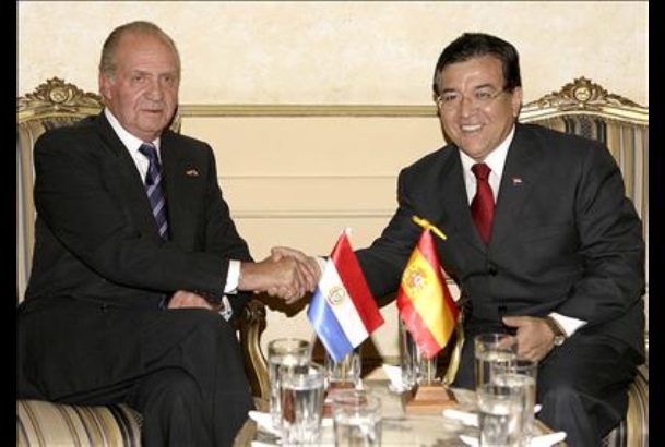 Don Juan Carlos saluda al Presidente de la República de Paraguay, Nicanor Duarte, durante la reunión en el Palacio de López