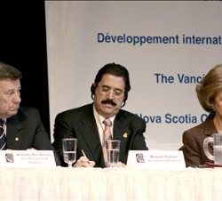 La Reina Sofía, con el Presidente de Honduras, Manuel Zelaya, y el vicepresidente de Uruguay, Rodolfo Nin Novoa