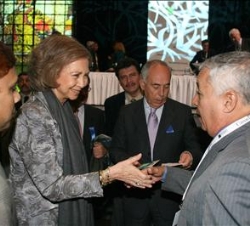 Su Majestad con  el representante de la Asociación de Campesinos de Guatemala, Ernesto Espinoza