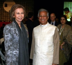 Doña Sofía con el Profesor Muhammad Yunus