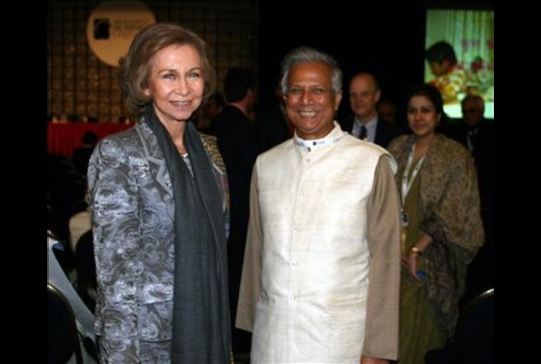 Doña Sofía con el Profesor Muhammad Yunus