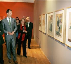 El Príncipe, acompañado por el presidente de la Junta de Andalucía, contempla las obras expuestas en la muestra dedicada a Picasso