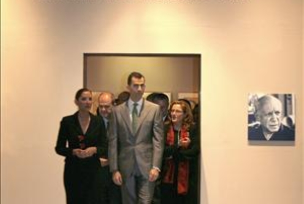 Don Felipe, durante su visita a la muestra sobre Pablo Picasso