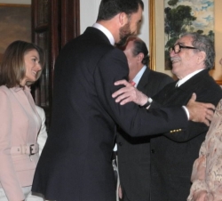 Don Felipe saluda al escritor Gabriel García Márquez