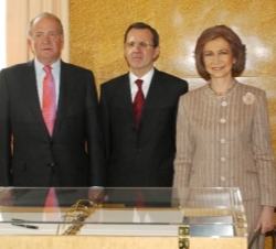 Sus Majestades los Reyes en su visita a la Oficina de Naciones Unidas en Ginebra, con el Director General, Sergei Ordzhonikidze.