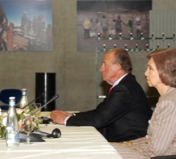 Don Juan Carlos y Doña Sofía en la reunión celebrada en la sede de la Federación Internacional de Sociedades de la Cruz Roja y de la Media Luna Roja.