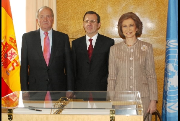 Sus Majestades los Reyes en su visita a la Oficina de Naciones Unidas en Ginebra, con el Director General, Sergei Ordzhonikidze.