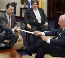 Don Felipe hace entrega al Presidente Bolaños de una carta de Su Majestad el Rey