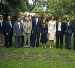 Don Felipe, acompañado por los representantes de distintos ámbitos de la sociedad nicaragüense, antes del desayuno ofrecido en la residencia del Embaj